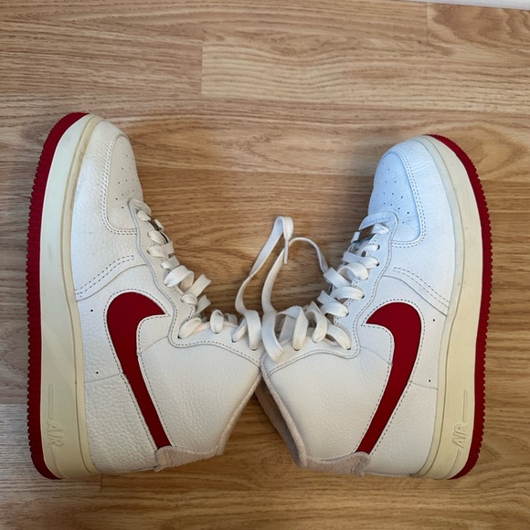 Nike - White & Red Air Force 1 High Sneakers - Picture 7 of 8